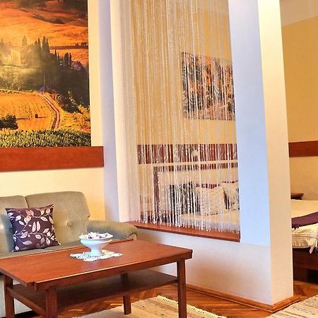 Hajnal Apartman Vila Gyula Exterior foto