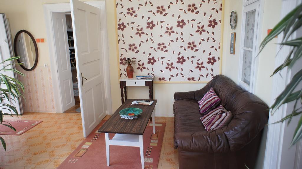 Hajnal Apartman Vila Gyula Quarto foto