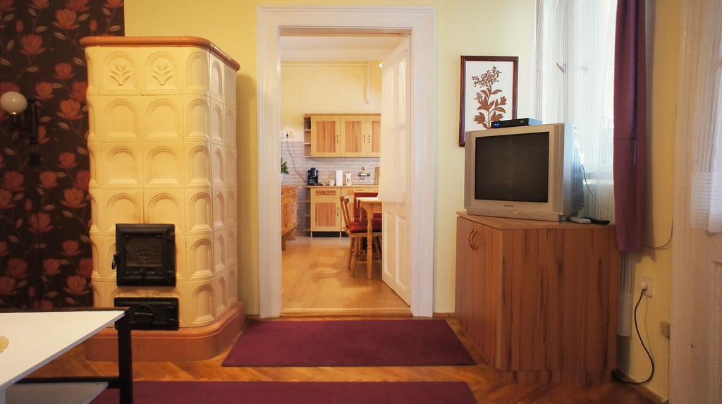 Hajnal Apartman Vila Gyula Quarto foto