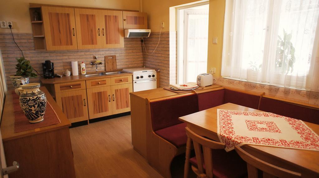 Hajnal Apartman Vila Gyula Quarto foto