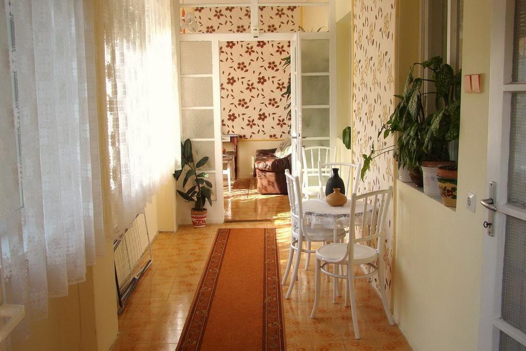 Hajnal Apartman Vila Gyula Quarto foto