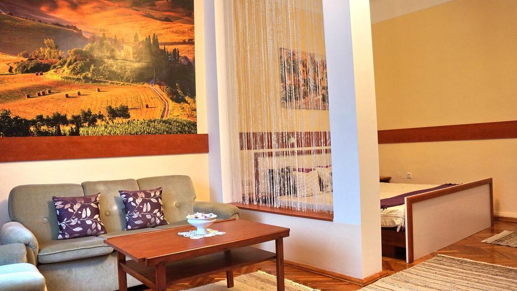 Hajnal Apartman Vila Gyula Exterior foto