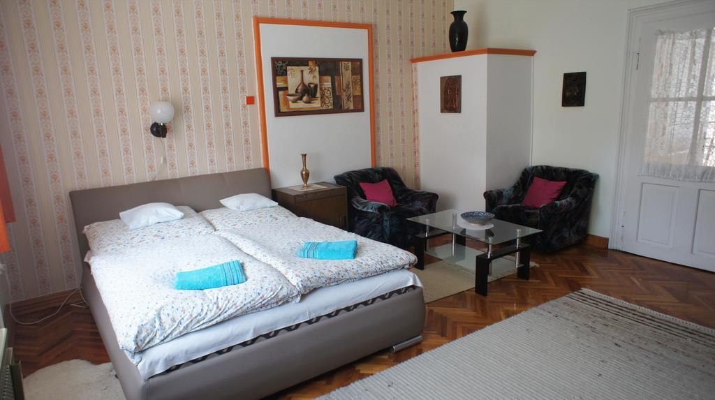 Hajnal Apartman Vila Gyula Exterior foto