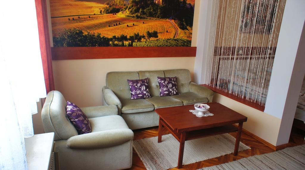 Hajnal Apartman Vila Gyula Exterior foto