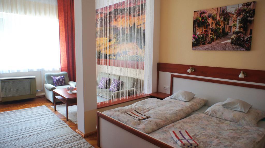 Hajnal Apartman Vila Gyula Exterior foto